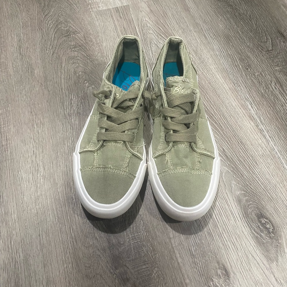 Women’s Blowfish Malibu Sneakers size 7